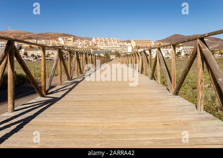 Puente de madera que va desde la playa hasta Morro Jable - Fuerteventura Foto de stock