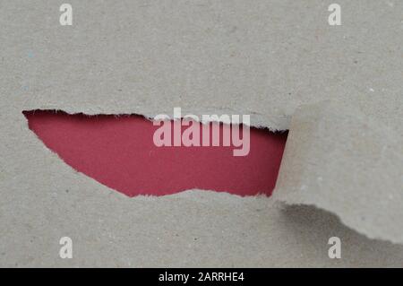 papel rasgado que revela espacio en blanco rojo para palabras concepcional para cosas que usted puede descubrir detrás de la escena