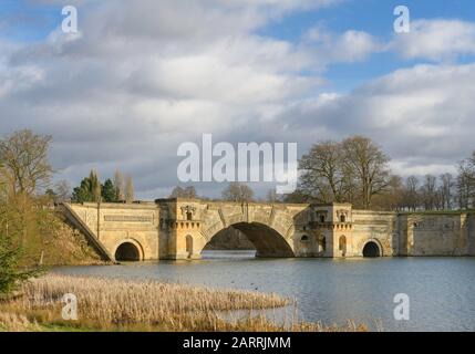 Puente sobre el lago en Blenheim Palace Woodstock Oxfordshire Inglaterra Reino Unido Foto de stock