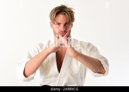 Guy poses en kimono blanco. Hombre con cara seria y cerdas