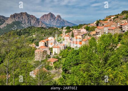 Hill ciudad de Evisa sobre Gorges de Spelunca, Capo d'Orto macizo en la distancia, Corse-du-Sud, Córcega, Francia Foto de stock