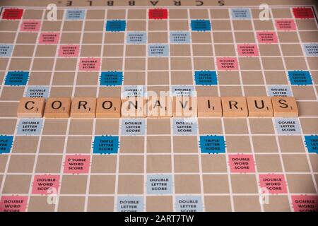 Woodbridge, NUEVA JERSEY / EE.UU. - 29 de enero de 2020: La palabra Coronavirus se deletreó en un tablero de Scrabble vintage en esta imagen editorial ilustrativa