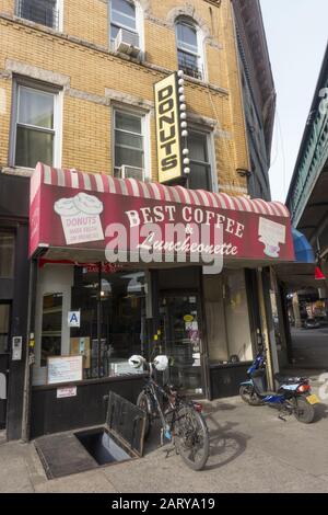 Una antigua cafetería a lo largo de Fort Hamilton Parkway en el barrio Borough Park, Brooklyn, Nueva York. Foto de stock