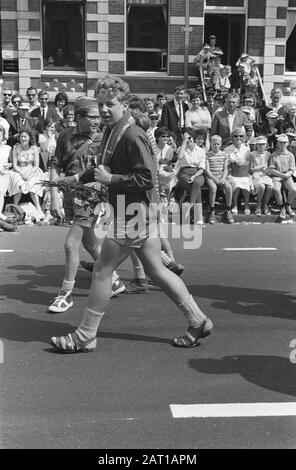 Ende Vierdaagse Nijmegen. Paseantes Jóvenes Fecha: 26 De Julio De 1963 Lugar: Nijmegen Palabras Clave: Fourday Foto de stock