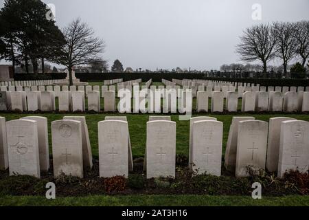 Dunkirk War Cemetery, que incluye los sepulcros británicos de la Fuerza Expedicionaria Británica, los soldados perdieron durante la operación Dynamo evacuación de Dunkirk. Foto de stock