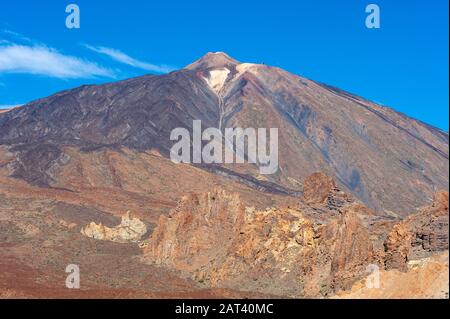 La cima del volcán Teide en la isla de Canarias Tenerife tiene 3718 metros de altura y la montaña más alta de España.