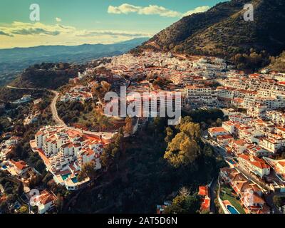 Foto aérea Vista distante encantador pueblo de Mijas, típico pueblo andaluz de montaña blanca, casas tejados, pequeño pueblo, Málaga, España Foto de stock
