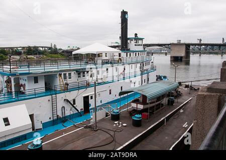 Portland, OR USA 29 de junio de 2016: El histórico barco de vapor del Museo Marítimo de Oregón está atracado en el río Willamette. Foto de stock