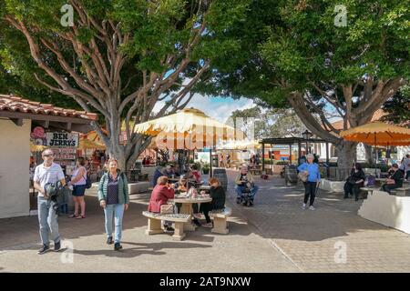 Seaport Village, centro comercial frente al mar y complejo de restaurantes junto a la Bahía de San Diego en el centro de San Diego, famosa atracción turística. California. EE.UU. . 13 de julio de 2019 Foto de stock