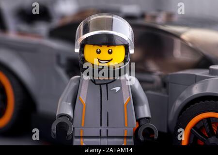 Tambov, Rusia - 21 de abril de 2019 Senna McLaren conductor minifigure Lego por LEGO Campeones de velocidad contra su coche. Foto de estudio. Foto de stock
