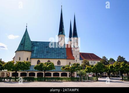 Capilla de la Misericordia y colegiada iglesia parroquial de San Philipp y Jakob, Kapellplatz, Altoetting, Alta Baviera, Alemania Foto de stock