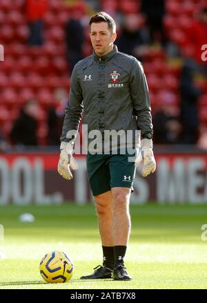 El entrenador Andrew Sparkes durante el partido de la Premier League en Anfield, Liverpool. Foto de stock