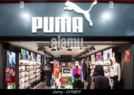 Marca multinacional alemana de ropa deportiva tienda y logotipo en Hong Kong. (Foto de Budrul Chukrut / SOPA Images/Sipa USA Fotografía de stock - Alamy