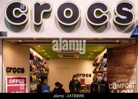 La Marca de fábrica de zapatos Crocs Store en Hong Kong Fotografía de stock  - Alamy