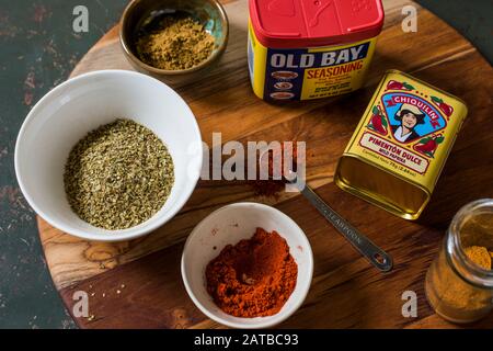 Especias en tazones en tabla de cortar de la cocina Foto de stock