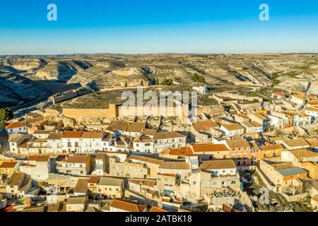 Vista aérea de la ciudad medieval de Jorquera con murallas de la ciudad y el castillo rodeado por la curva del río Jucar en España Foto de stock