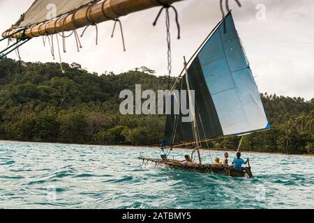 Vela de estilo polinesio en un Proa (velero de aletea multicasco) en las Islas Deboyne, Papua Nueva Guinea. El prau, típico de Polinesia, es un velero que va al océano con alas delta y un boom que siempre se encuentra en el lado de barlovento frente al viento Foto de stock