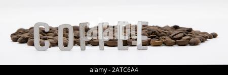 Café escrito en letras de madera y granos de café aislados sobre fondo blanco