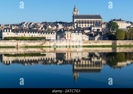 Casco antiguo de Blois en el Valle del Loira, Francia. La catedral de San Luis en la cima. Foto de stock