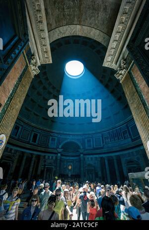 Roma, ITALIA - 9 DE MAYO de 2014: El rayo de luz en el Panteón. El Panteón es un famoso monumento de la antigua cultura romana, el templo de todos los dioses, construido en el Foto de stock