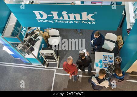 Kiev, UCRANIA - 06 DE ABRIL de 2019: La gente visita el stand de D-Link en CEE 2019, la mayor feria de electrónica de Ucrania en Tetra Pack EC. D-Link es un Taiwane Foto de stock
