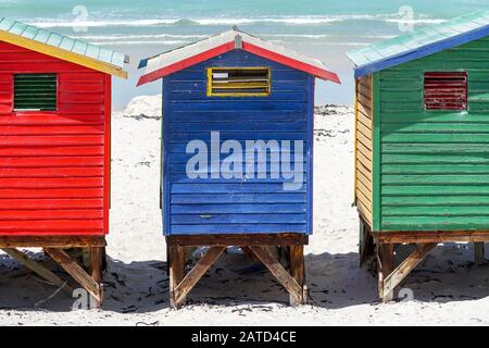 Coloridas cabañas de playa multicolores, cabañas antiguas y madera con pintura descascarada en la playa de Muizenberg, Cape Peninsula, Sudáfrica concepto abstracto verano Foto de stock