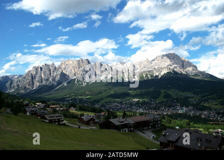 La ciudad Multa Increíble Cortina d'ampezzo, la perla de los Dolomitas Fotografía de stock - Alamy
