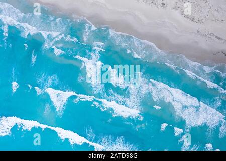 Vista aérea de las olas del océano en la playa, Australia Occidental, Australia Foto de stock