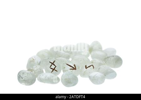 Grupo de runas cristalino aislado sobre un fondo blanco. Foto de stock