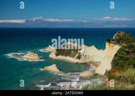 La costa montañosa de la isla griega de Corfú en el mar Jónico Foto de stock
