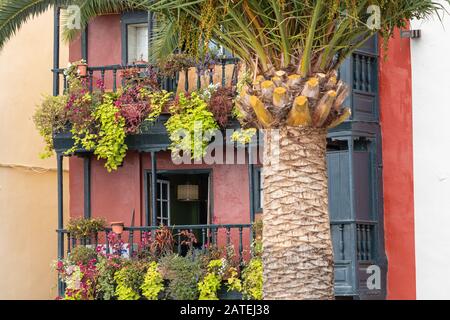 Famosos y coloridos balcones decorados con flores en la Palma, Islas Canarias, España. Foto de stock