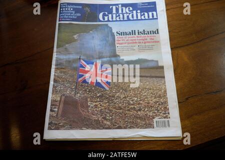 El periódico Guardian Brexit Day portada titulares de los titulares De La bandera De Small Island y Union Jack en Londres Inglaterra, Reino Unido, 31 de enero de 2020 Foto de stock