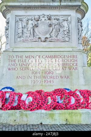 Coronas circulares de amapola colocadas en el monumento de la guerra en Cambridge, para servir a los hombres que murieron en la gran guerra (1914-1919) y en la guerra mundial (1939-1945).
