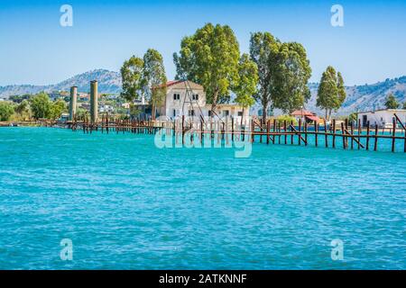 Butrint, Albania - 05 De Agosto De 2014. Granja de ostras en el lago Butrint Foto de stock