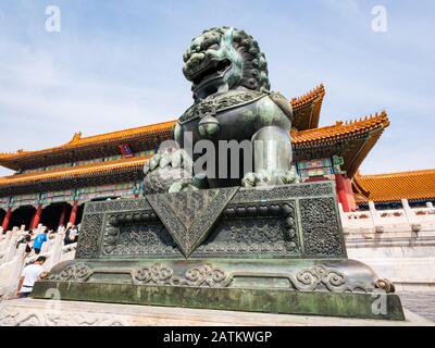 Puerta de la armonía Suprema (Taihemen) con el león guardián de bronce, Tribunal exterior, Ciudad Prohibida, Beijing, China Foto de stock