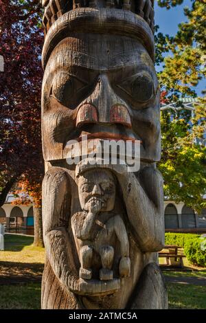 Dzunukwa, Mujer Salvaje de los Bosques, niño de la explotación, tótem estilo Haida en Thunderbird Park, Victoria, Vancouver Island, British Columbia, Canadá Foto de stock