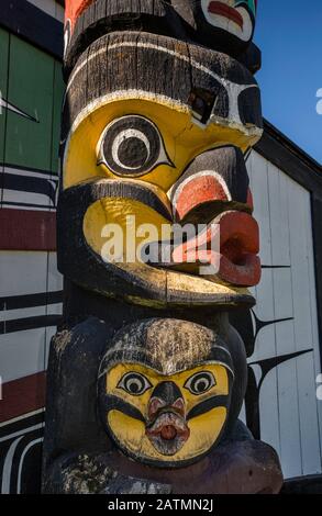 Dzunukwa, Mujer Salvaje de los Bosques, sosteniendo a su hijo, en Heraldic Pole, 1953, Thunderbird Park, Victoria, Vancouver Island, British Columbia, Canadá Foto de stock