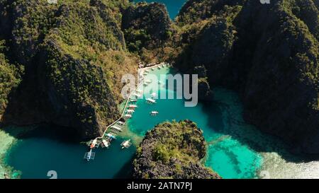 Antena drone lagunas y calas con agua azul entre las rocas. laguna, el Kayangan lago.Las montañas cubiertas de bosques. Seascape, paisaje tropical. Busuanga, Palawan, Filipinas Foto de stock