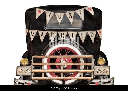 Imagen de estilo retro de un coche vintage con decoración recién casada aislada sobre un fondo blanco Foto de stock