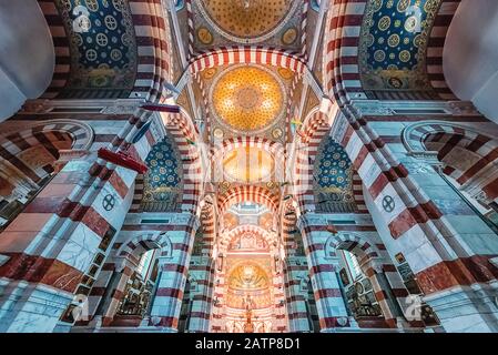 Dentro de la basílica de Notre-Dame de la Garde en Marsella