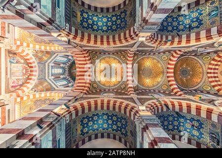 Dentro de la basílica de Notre-Dame de la Garde en Marsella