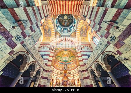 Dentro de la basílica de Notre-Dame de la Garde en Marsella
