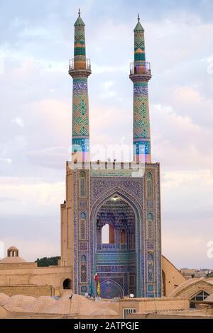 Entrada de la Mezquita Masjid-e Jame o la Mezquita del Viernes, Yazd, Irán Foto de stock