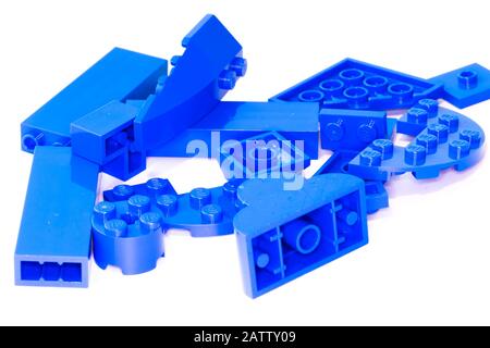 Kouvola, Finlandia - 23 de enero de 2020: Bloques Lego de plástico azul Foto de stock