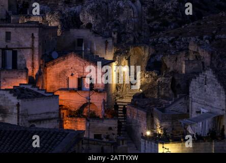 Matera, Italia - 14 de septiembre de 2019: Noche de la vista de la ciudad de Matera, Italia, con las luces de colores resaltando los patios de cafés en la S Foto de stock