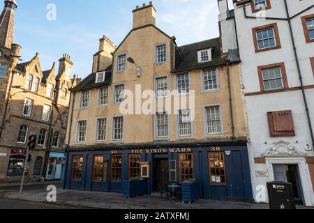 El pub King’s Wark en la esquina de Bernard Street y The Shore en Leith, Edimburgo, Escocia, Reino Unido