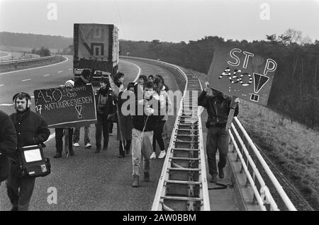 Miembros de la asociación Amigos de la Tierra se manifestaron en Heesch contra la construcción de la A50 Fecha: 31 de enero de 1986 ubicación: Heesch, Brabante Noord Foto de stock