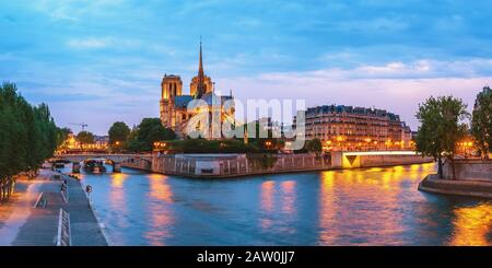 París Francia, panorámica de la ciudad horizonte de la noche en la Catedral de Notre Dame de París y el río Sena Foto de stock