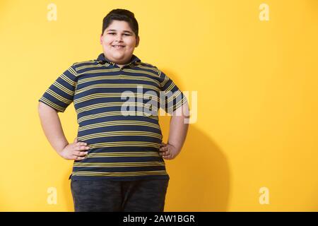 Chico obeso parado y posando. (Obesidad) Foto de stock