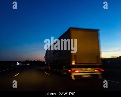 Viaje por carretera al atardecer, ejercicio estilístico de Foto Povera, autopista A31, Francia Foto de stock